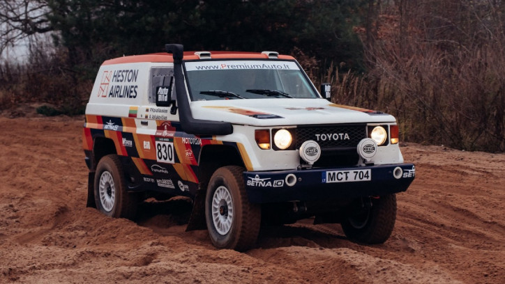 Kultowe Toyoty dominują w Dakar Classic