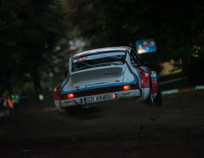 Piotr Zaleski i Piotr Szadkowski (Porsche 911 SC) jadą do Świdnicy w roli liderów Historycznej Klasyfikacji Generalnej (fot. Jakub Rozmus)