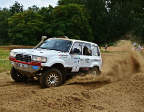 5_TOYOTA_TEAM_CLASSIC_Land_Cruiser_HDJ80