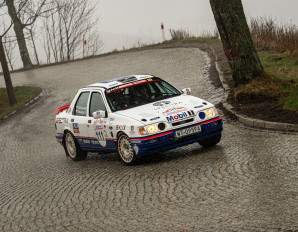 Sierra RS Cosworth 4x4 załogi Niedbała/Grzelewski to jeden z dwóch Fordów, jakie znalazły się na mecie 50. Rajdu Świdnickiego-KRAUSE