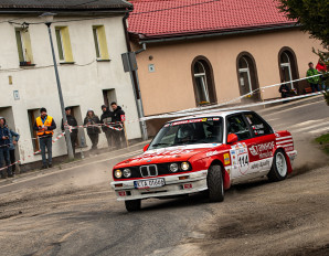 Załoga Elefant/Męka (BMW 318is) zaprezentowała widowiskową dla kibiców jazdę po odcinkach specjalnych